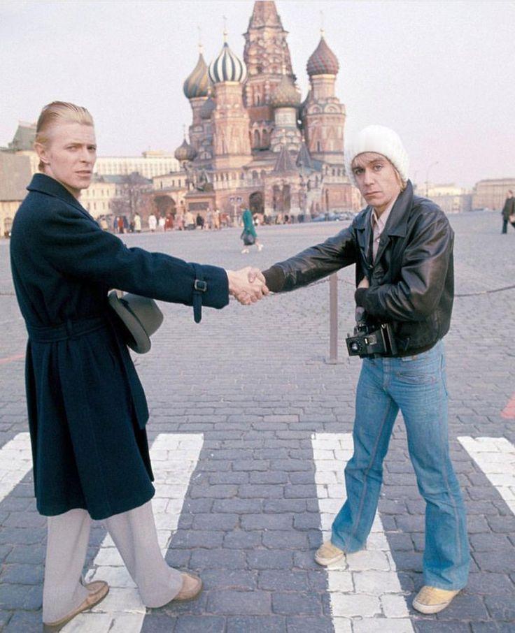 1976年。大卫·鲍伊和伊基·波普在莫斯科红场。 