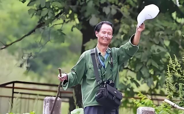 1998年，安徽大学教授何家庆来到深山调研。由于过于饥饿，于是就向村民讨吃的。不