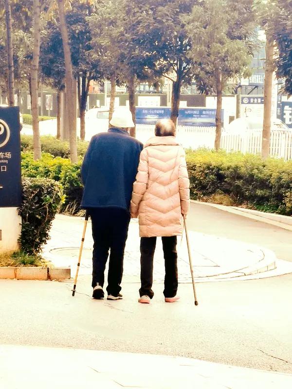 上联：不问前尘风雨事，
下联：只将晚景作春光。
横批：相濡以沫