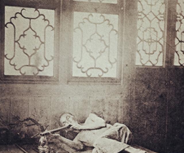 清末乱世，鸦片泛滥成灾，国力衰微，民生凋敝。列强倾销毒品，朝廷无力禁绝，烟馆遍地