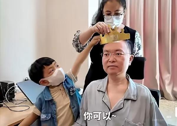 这样活着也是遭罪啊！！
蔡磊妻子接受采访时透露，现在蔡磊已经完全没有了语言能力，
