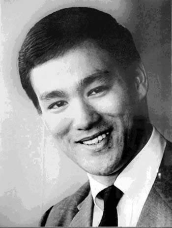 李小龙哪能只用“演员”两个字就概括完啊。
在他之前欧美影视里的华人全是边缘化的柔