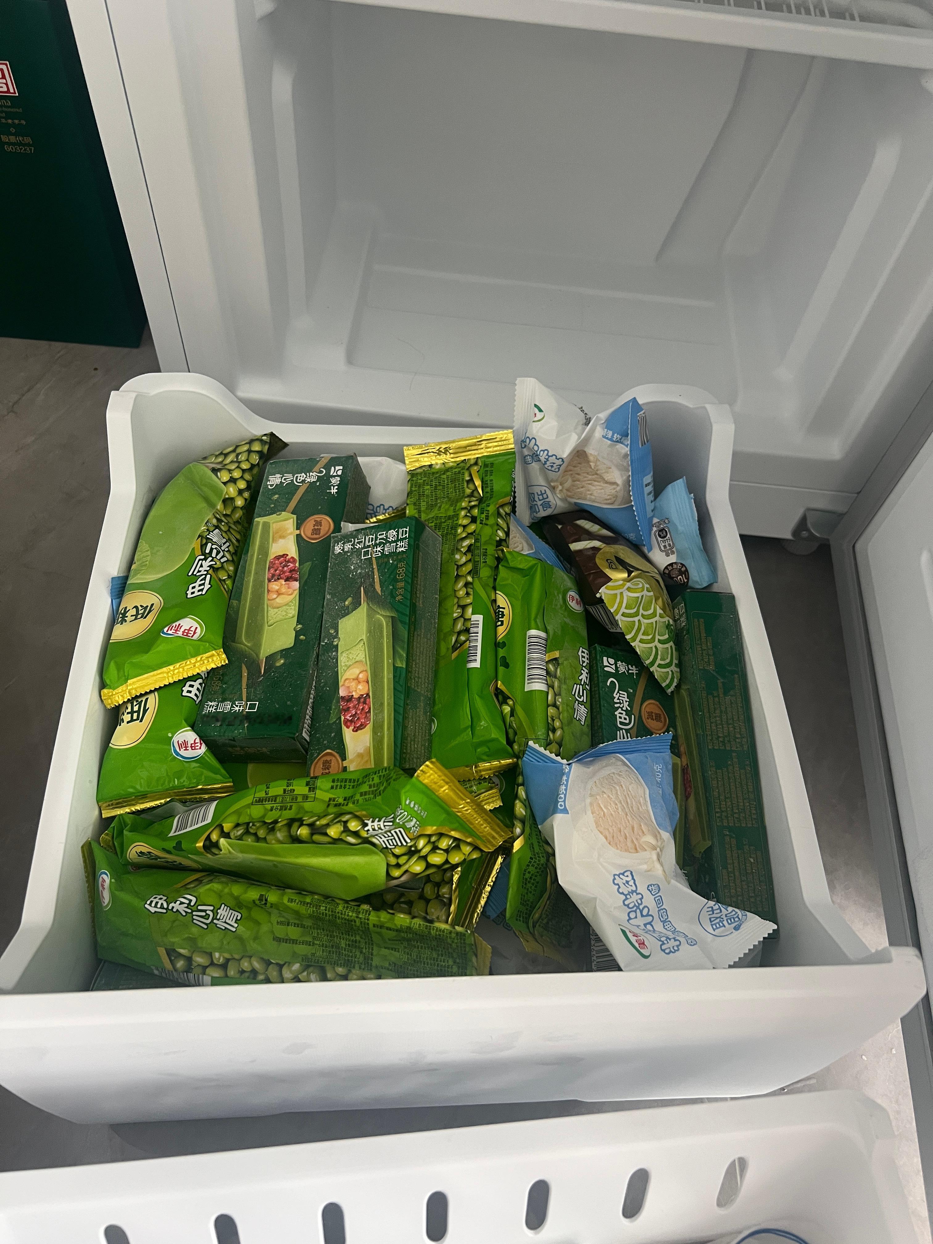 夏天从在冰箱里塞满自己爱吃的冰淇凌开始超级爱吃绿豆和糯米糍[赢牛奶] ​​​