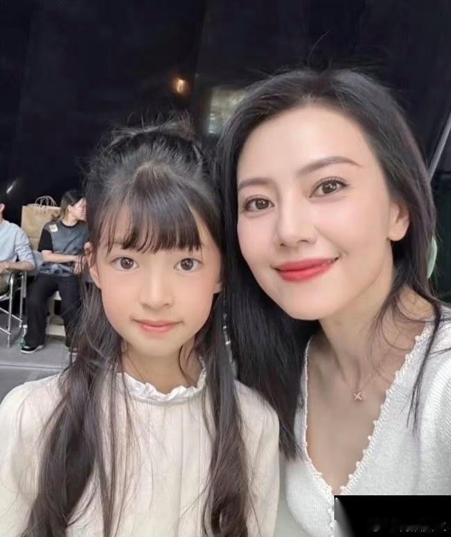 高圆圆带女儿度假，照片曝光后，网友惊叹：母女俩颜值都好高 ​​​