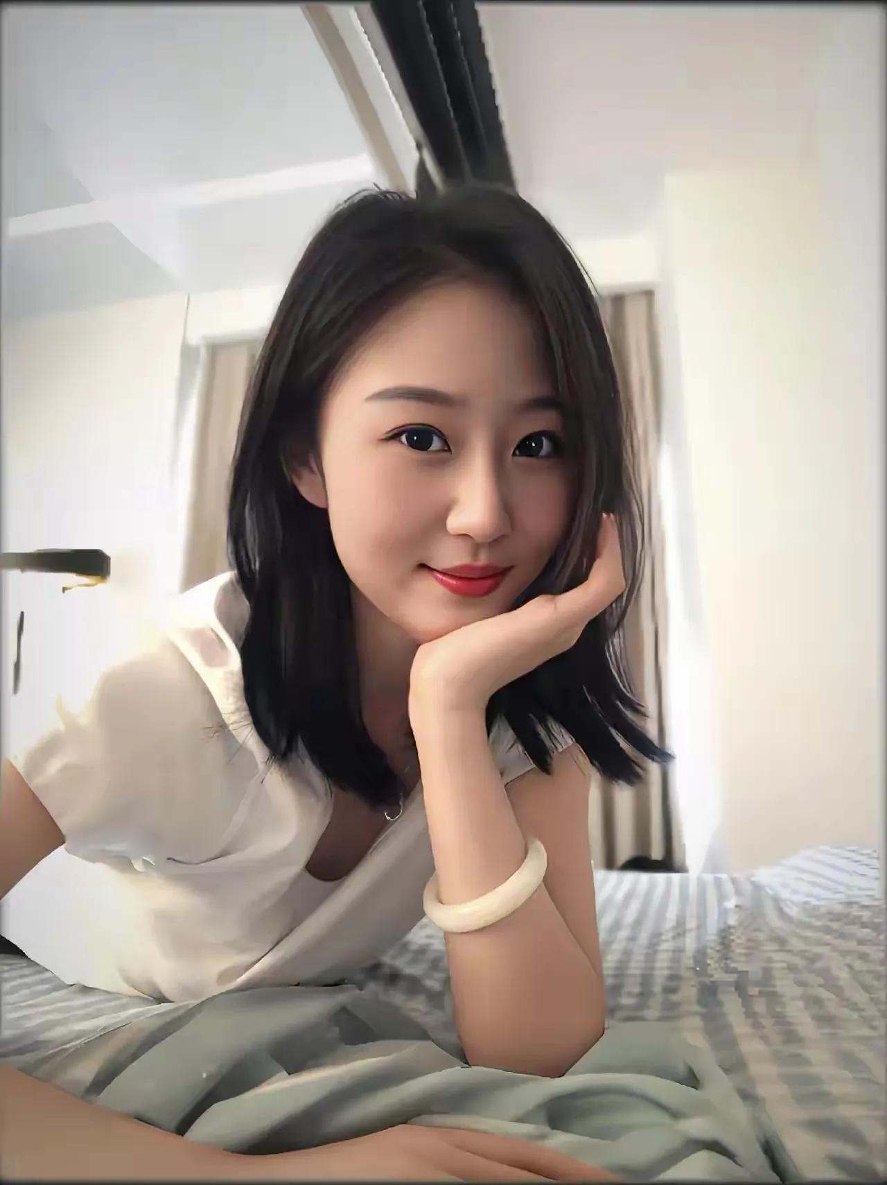 青丝素衣含笑，玉颜倾国倾城。