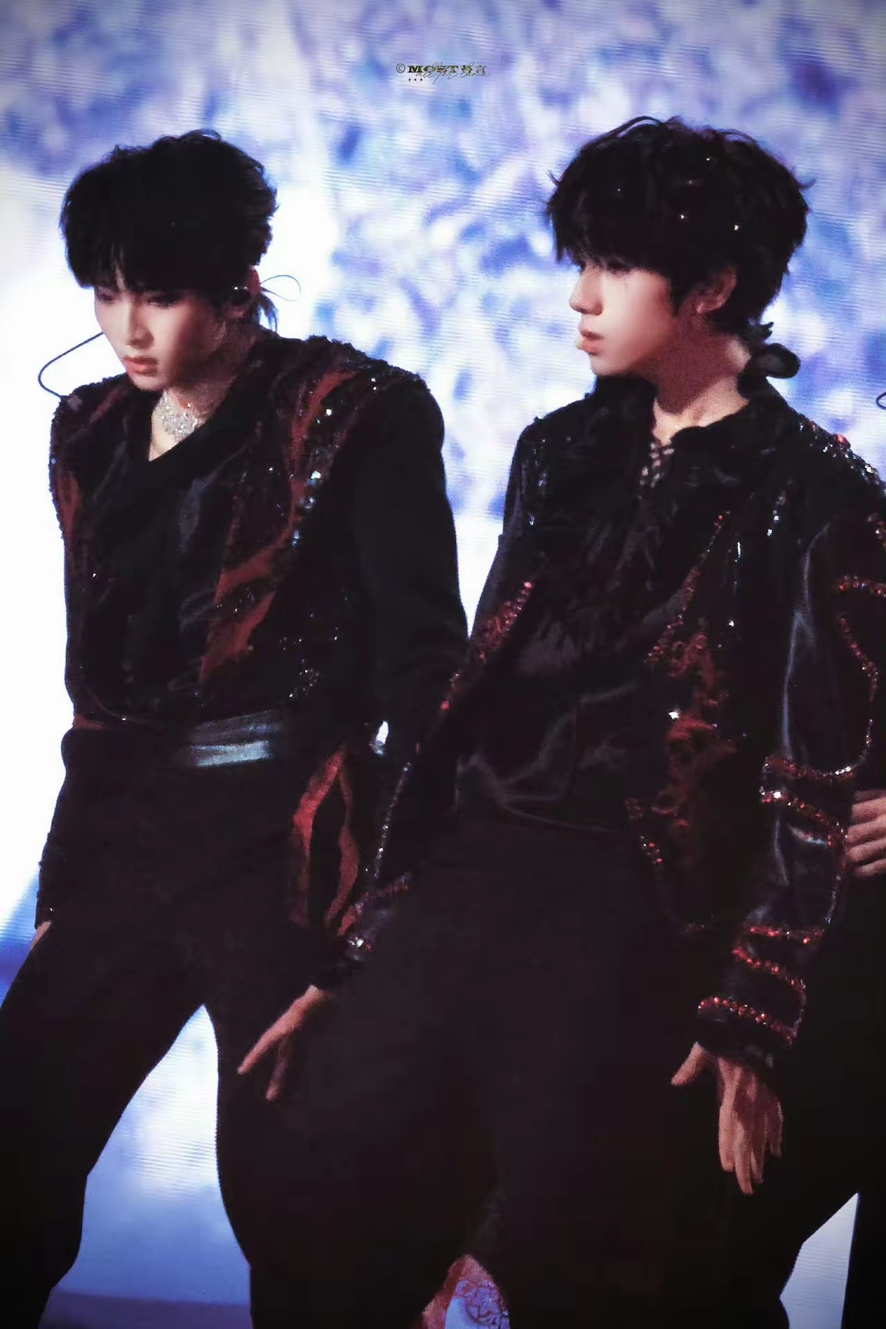 橹穆美杜莎橹穆美杜莎宿命感拉满！清冷战神遇魅惑妖姬，眼神交锋藏尽缱绻，搭肩摸头细