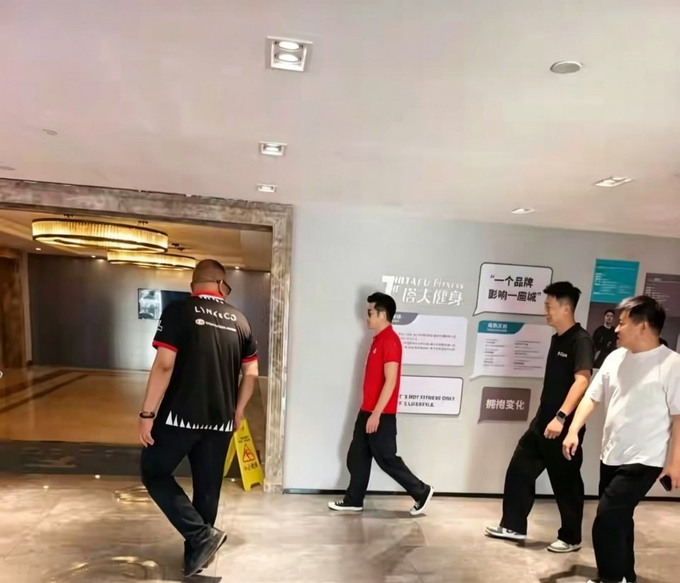 宁波遇到郭富城帅是真帅矮也是真矮，大女儿简直是翻版方媛很漂亮 