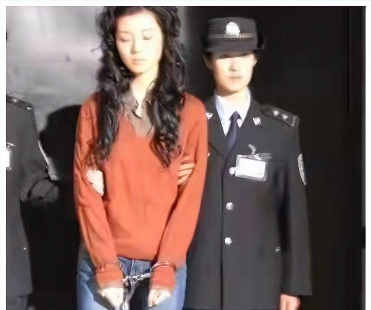 2005年4月1日，黑龙江火葬场，一具女尸突然坐起，嘴里发出“咿呀”声。
工作人