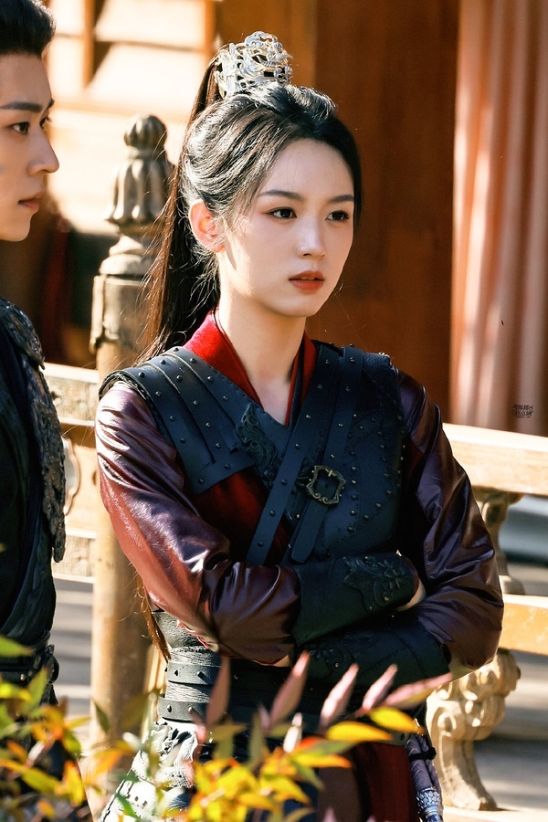 #女将星 妆造#看也子的发型完全像在看雁回，披发虽然后面有发包但是正面看就是跟雁