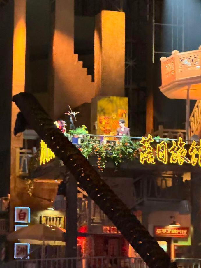 陈楚生在体育场盖房子搞装修陈楚生在体育场盖了三层楼能在体育场平地起三层楼做舞台，