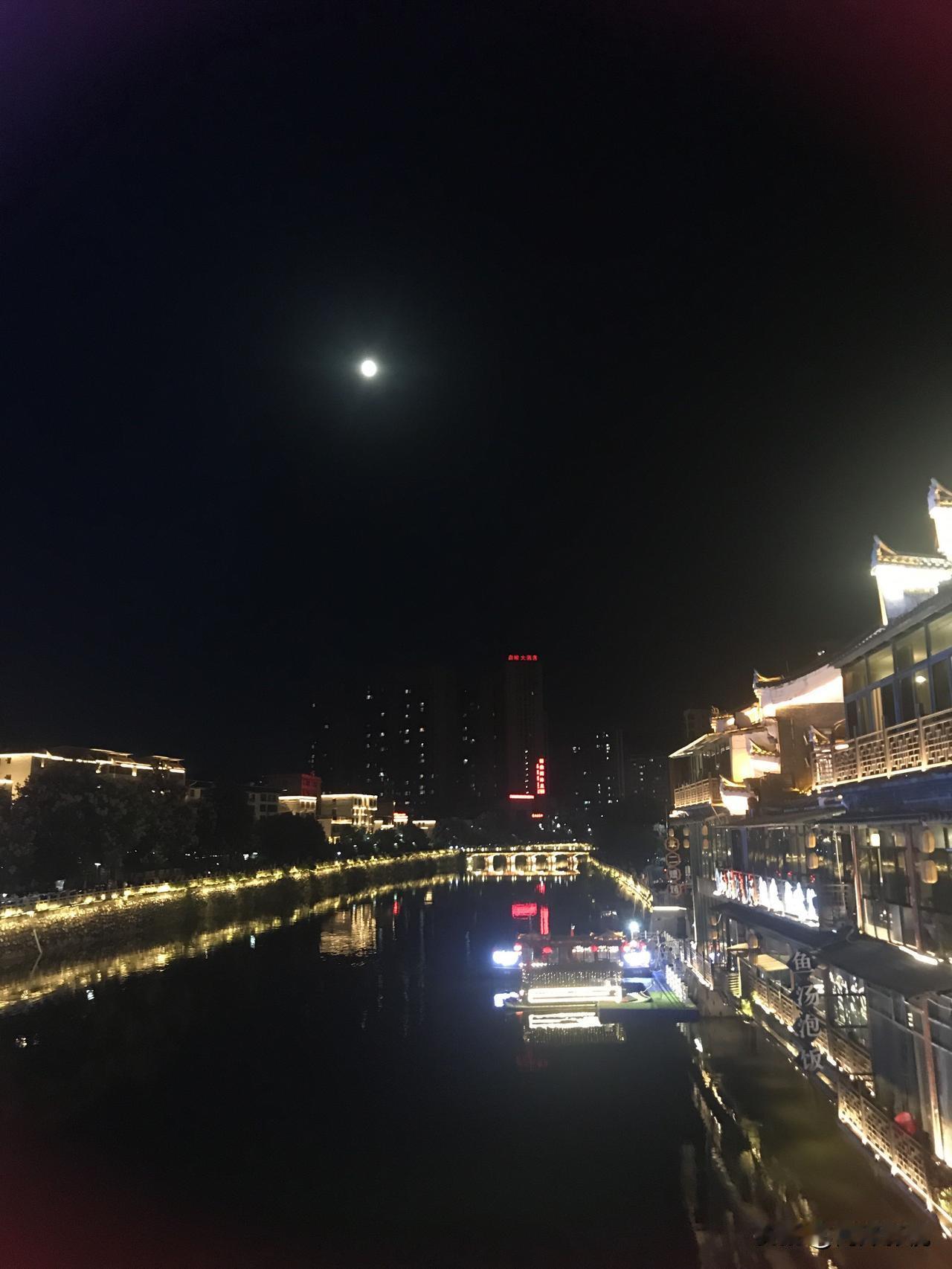小时候，亲戚是过年过节的热闹，是一桌子饭菜、笑声和小孩追逐的脚步声。那时候，七大