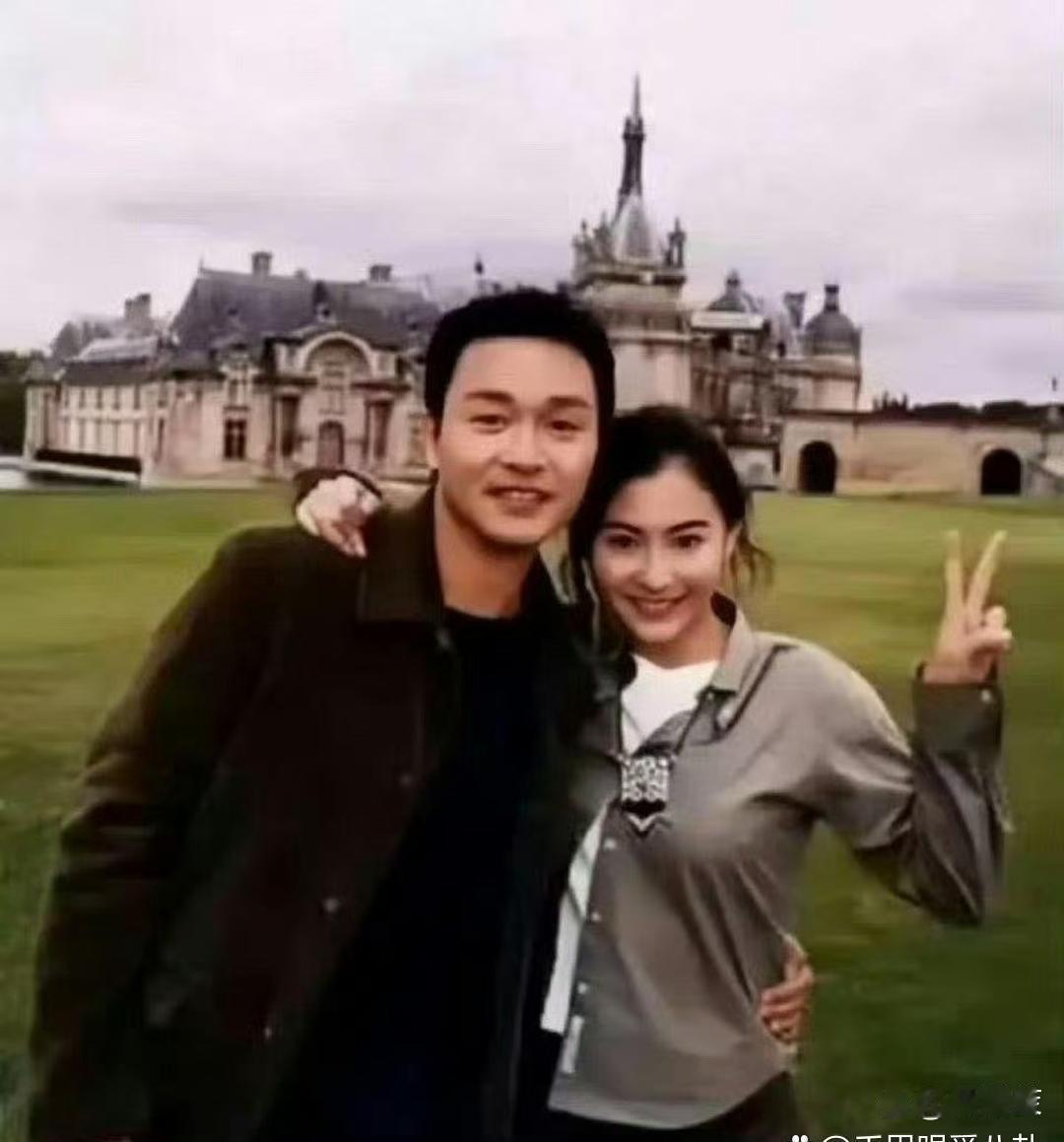 那时候没美颜没滤⁠﻿镜，‎年轻的张‎柏芝和⁠⁠﻿张⁠国荣⁠，两个人都⁠美﻿得特‏