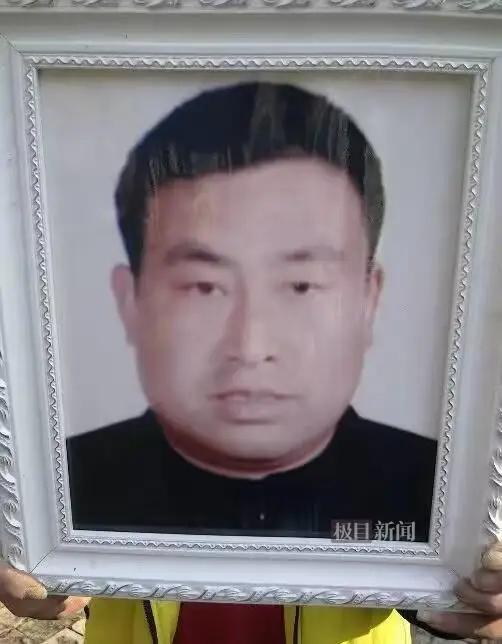 河南郸城，一46岁男子，发现有4个人进村偷狗，他和其他村民对4小偷追赶拦截，却被