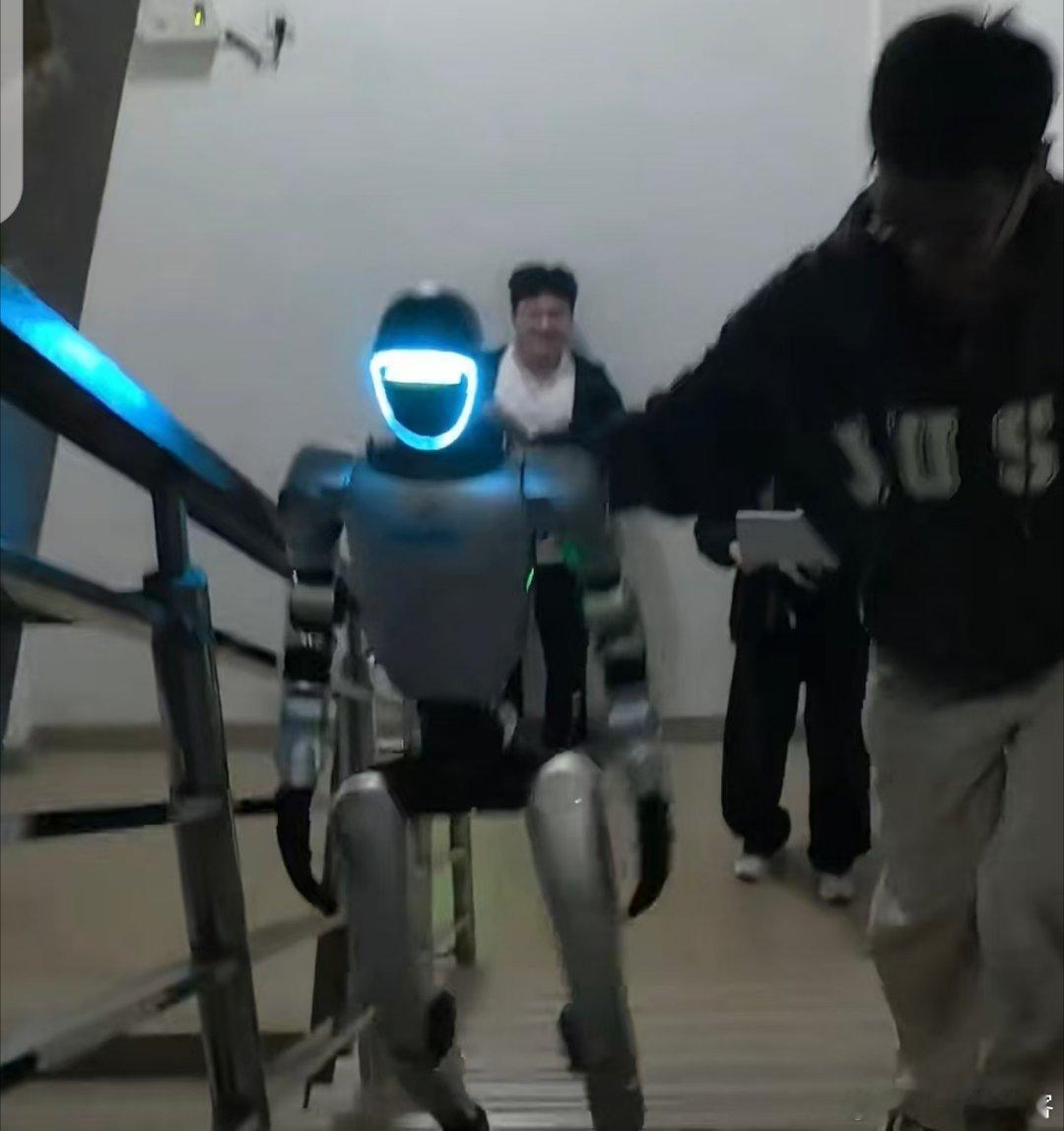 这小碎步也太可爱了😂 给机器人安排一双防滑鞋，走楼梯再也不怕打滑！给机器人穿双