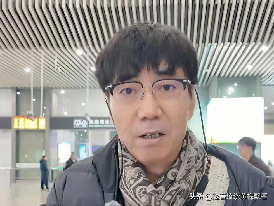 范明这个“碎碎念”又开始喋喋不休了，他说起话来就像机关枪，一刻都不停歇。他在影视