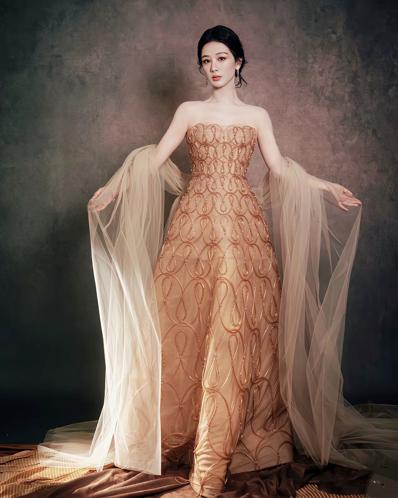 李沁美是美，但美的有距离感。 ​​​