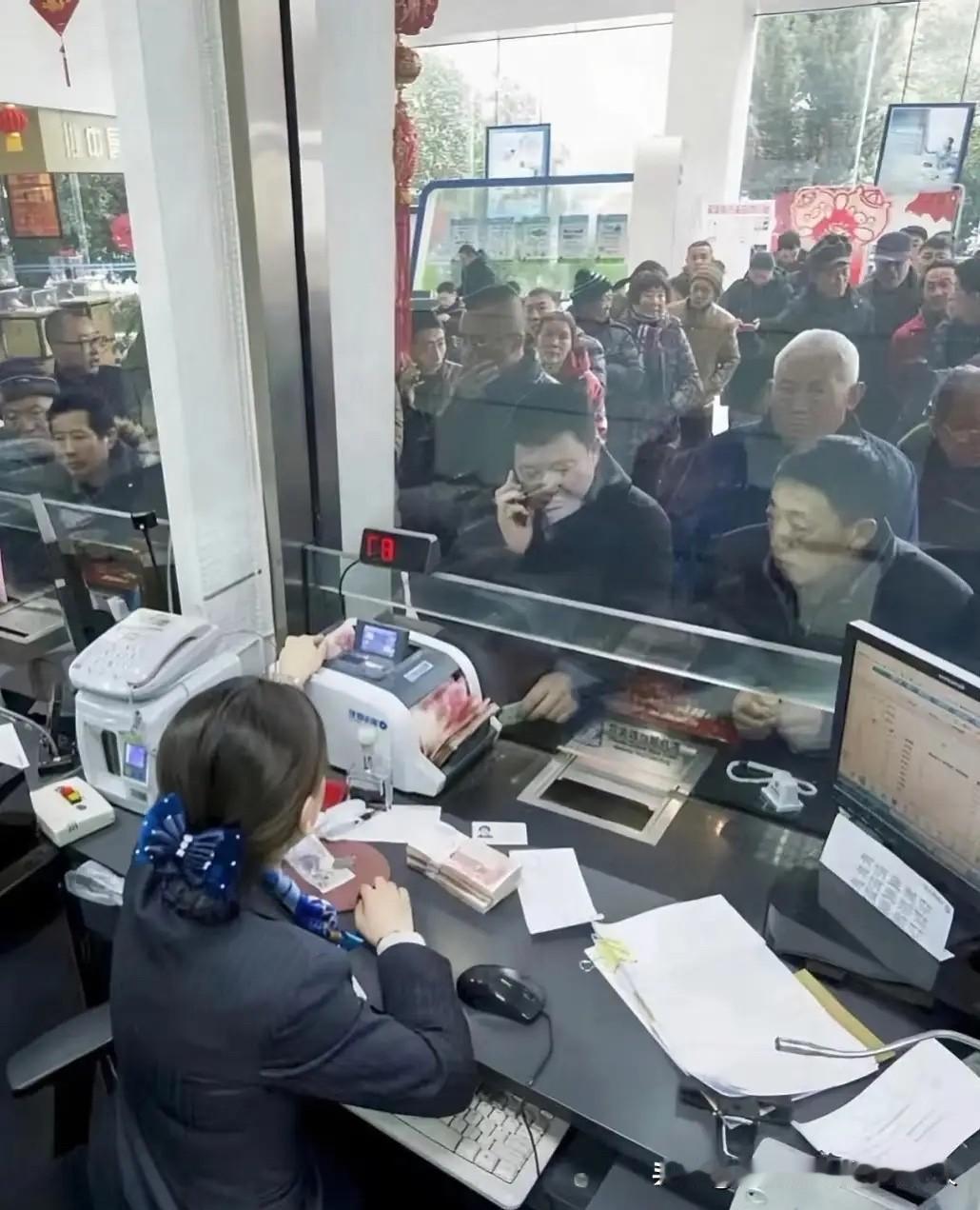 银行规则变了，给家里的老年人提个醒：

如果你手里有超过20万的存款，到期了千万