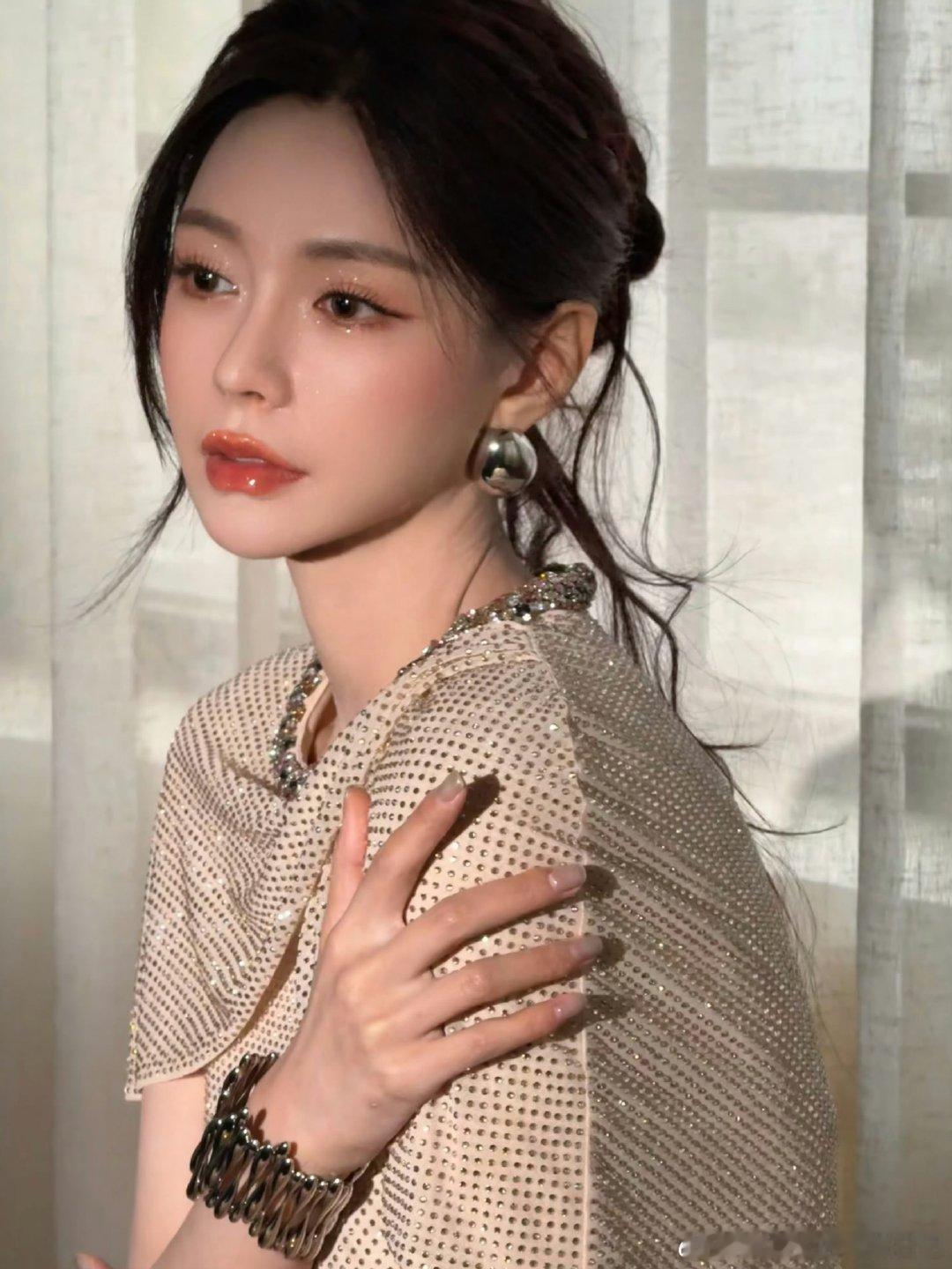 沈梦辰一套又一套眼前一亮又一亮沈梦辰的造型每次都能给我惊喜，甜美和御姐切换毫无违