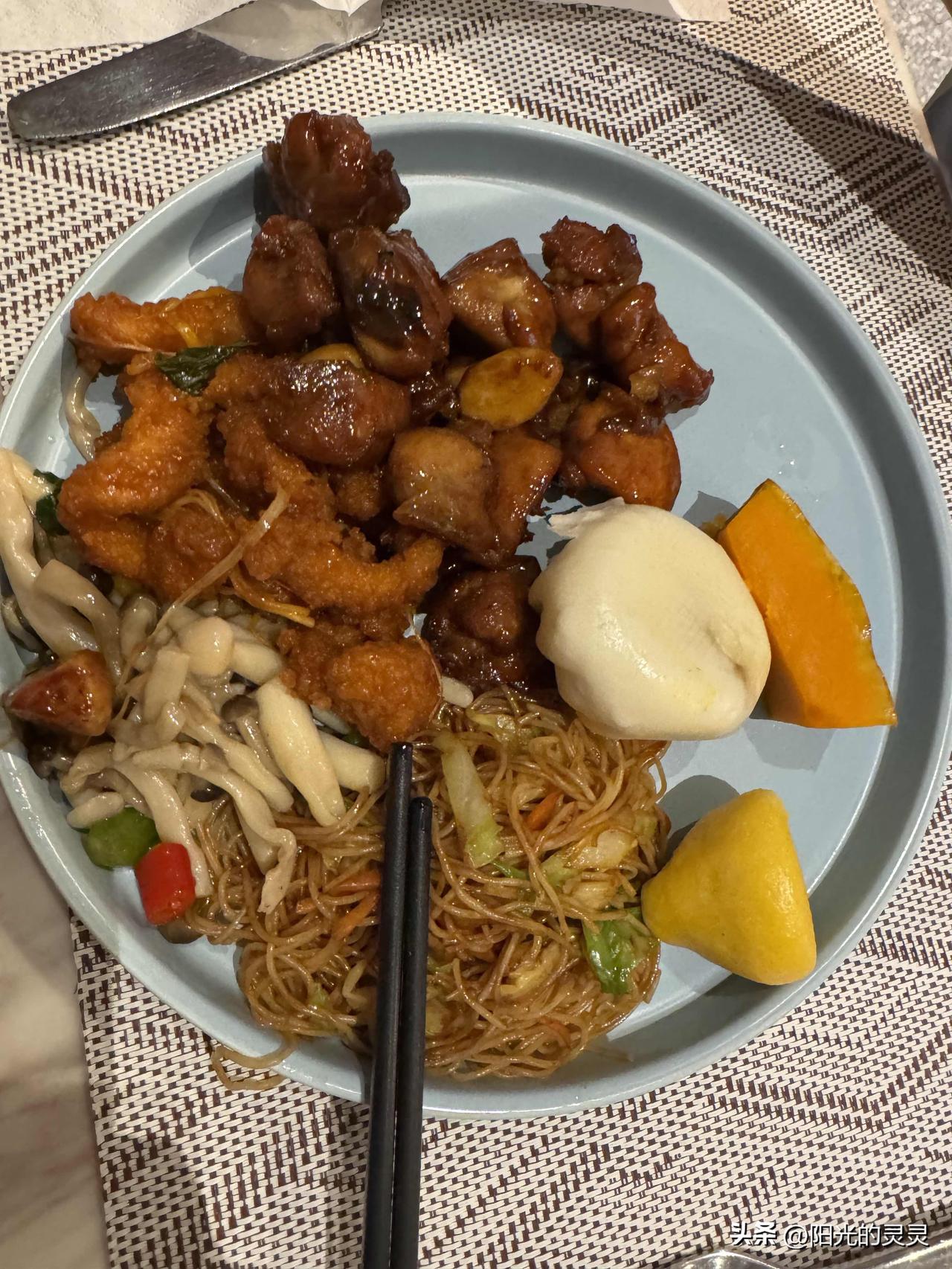 今天的早餐挺丰盛。
北京的早餐真的很好。只要你想吃，没有吃不到的。所以甩开膀子吃