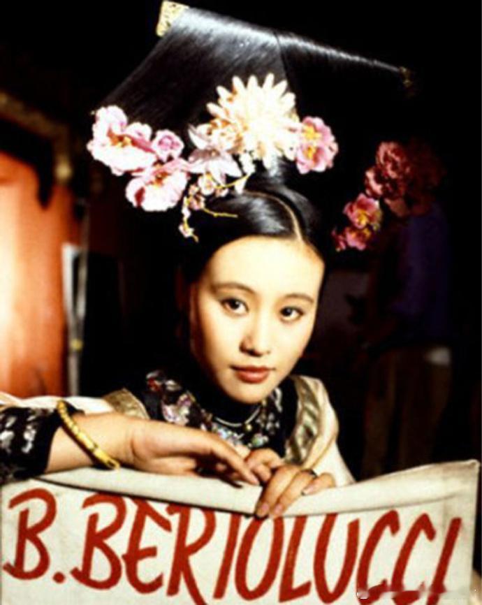 1986年，邬君梅在电影《末代皇帝》拍摄片场的一张剧照 