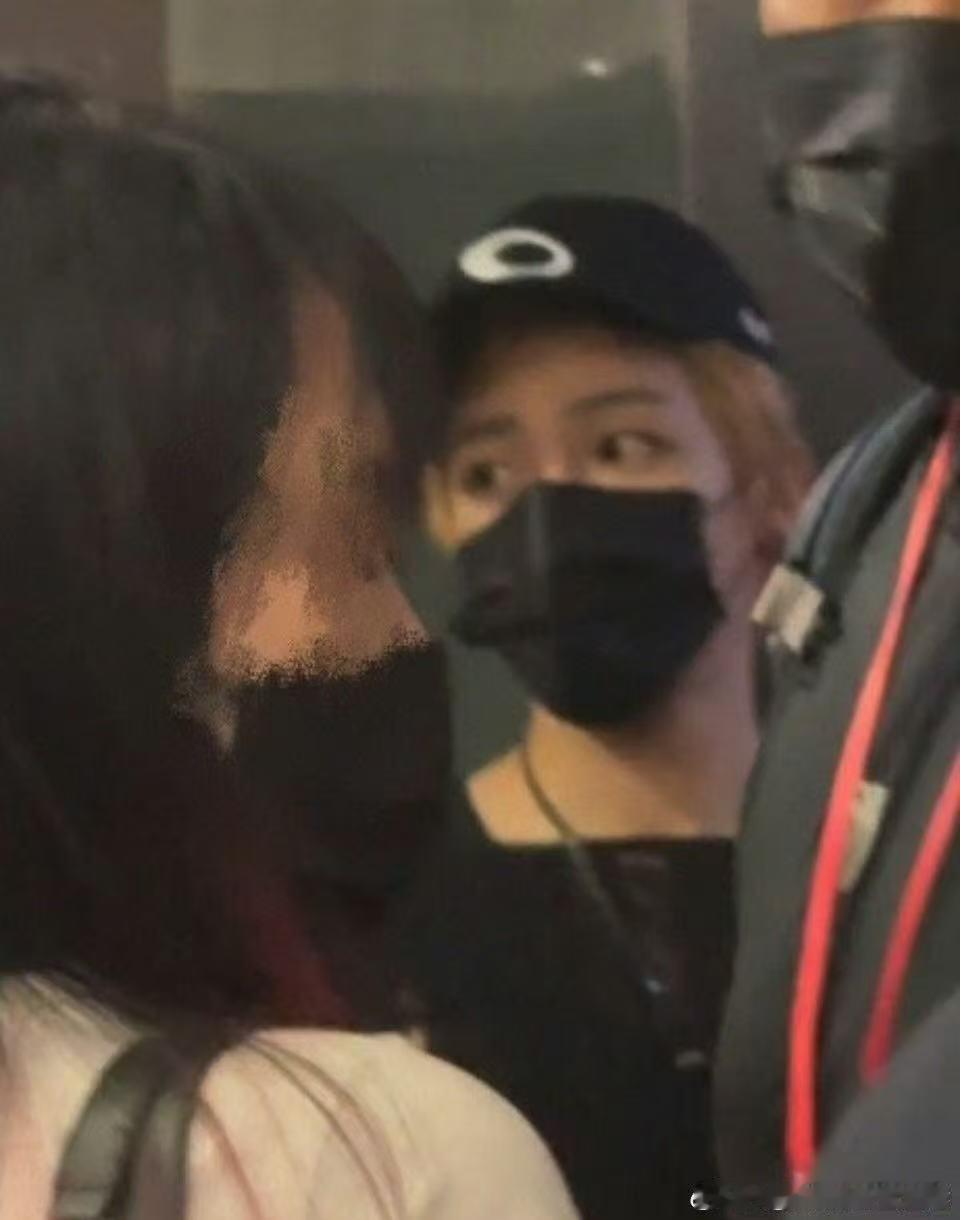 还以为侯明昊摔了一跤 偶然跟朋友聊明星抓拍名场面，她立马发了这个！侯明昊跳车那下