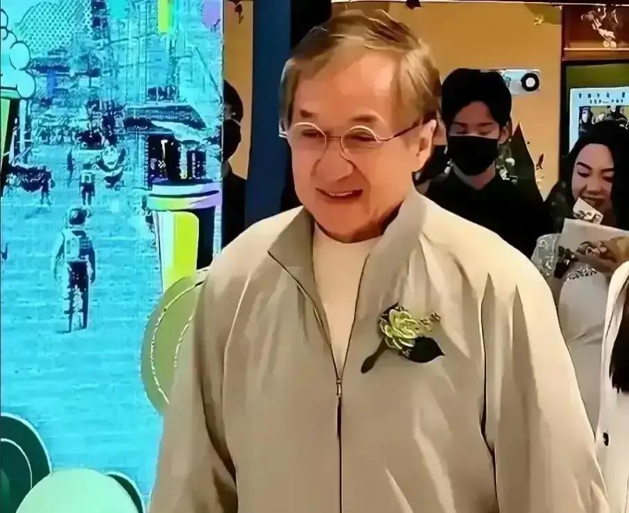 70岁成龙6点下班
 
以前他一年拍5部戏，现在一年只接一部，剩下的时间全留给林