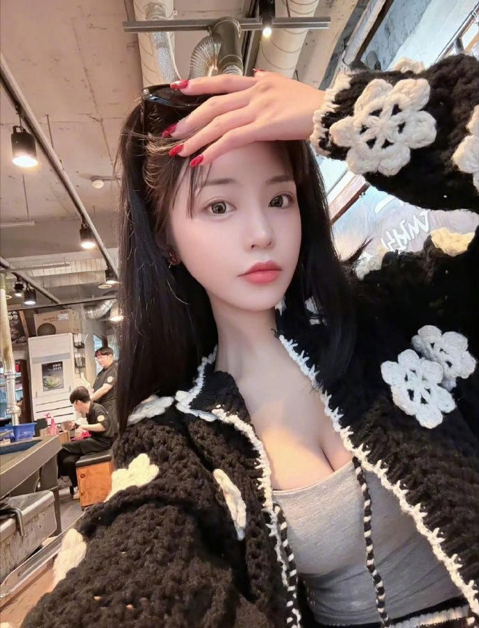 司晓迪删博一大早就被这些娱乐挂炸醒了，不管真假这小妹妹官司是吃不完兜着走。那么多