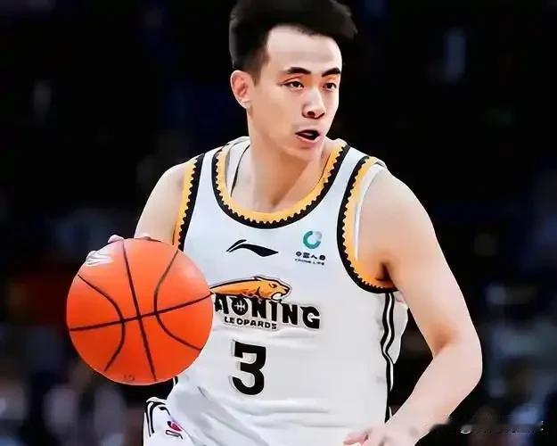 新队长上任！随着老将韩德君在休赛期宣布退役，辽宁男篮队长一直空缺，近日这个位置的