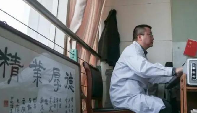 这个医生被曝光了！江苏，一位医生自掏腰包，为病人捐款14年，病人询问时，他就谎称