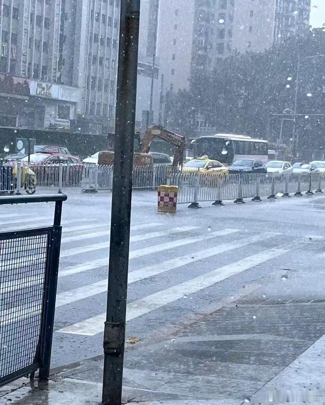 广东人被雷雨暴击了广东人湿热模式又来了 谁懂广东的夏天，雷雨说来就来，刚出门就遇