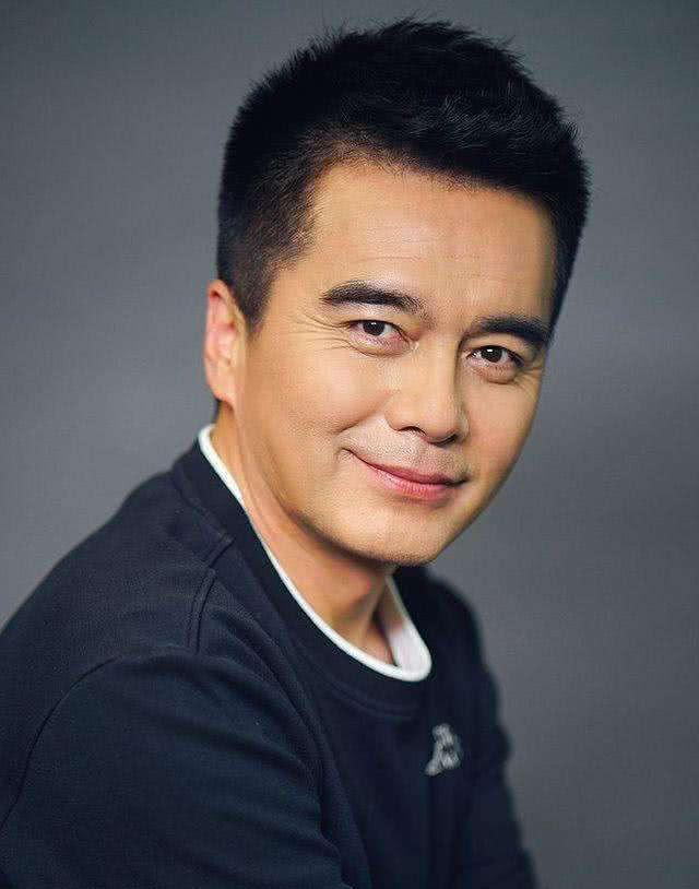 演员，许亚军说，小时候，我是很调皮的，电影学院来招人，学校肯定不会推荐我，想不到