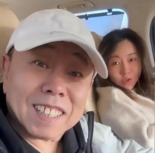 1996年，潘长江走红后，大摇大摆地跟妻子杨云提出离婚。杨云拍桌子怒怼：“当年医