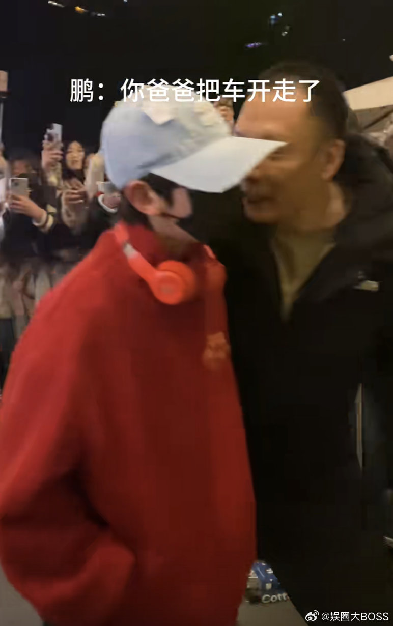 时代峰峻的保安用马桶刷维护秩序追时代峰峻线下全是笑料 时代峰峻线下也太好笑了，保