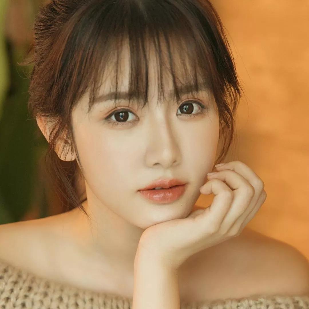 温柔似水的眼神，浅笑轻抚心弦。