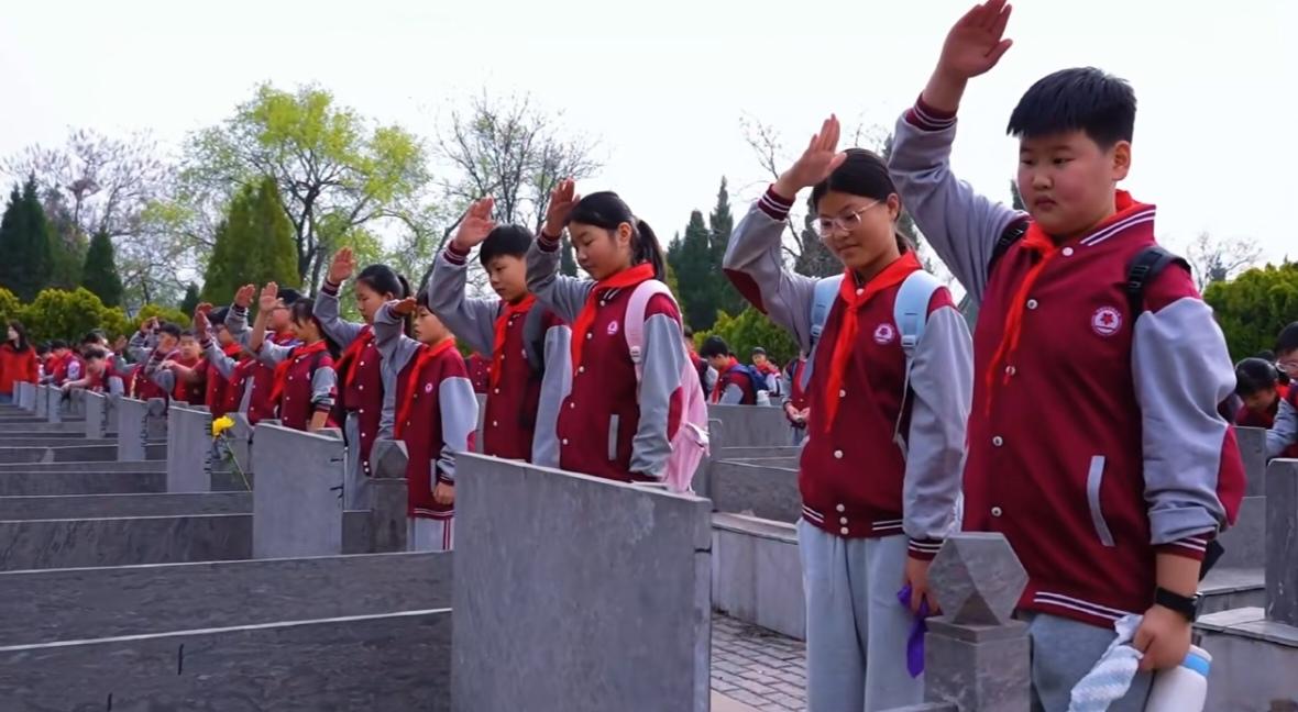 ‌汝阳县实验一小，清明节期间组织全校少先队员走进县烈士陵园。苍松翠柏为幕，烈士丰