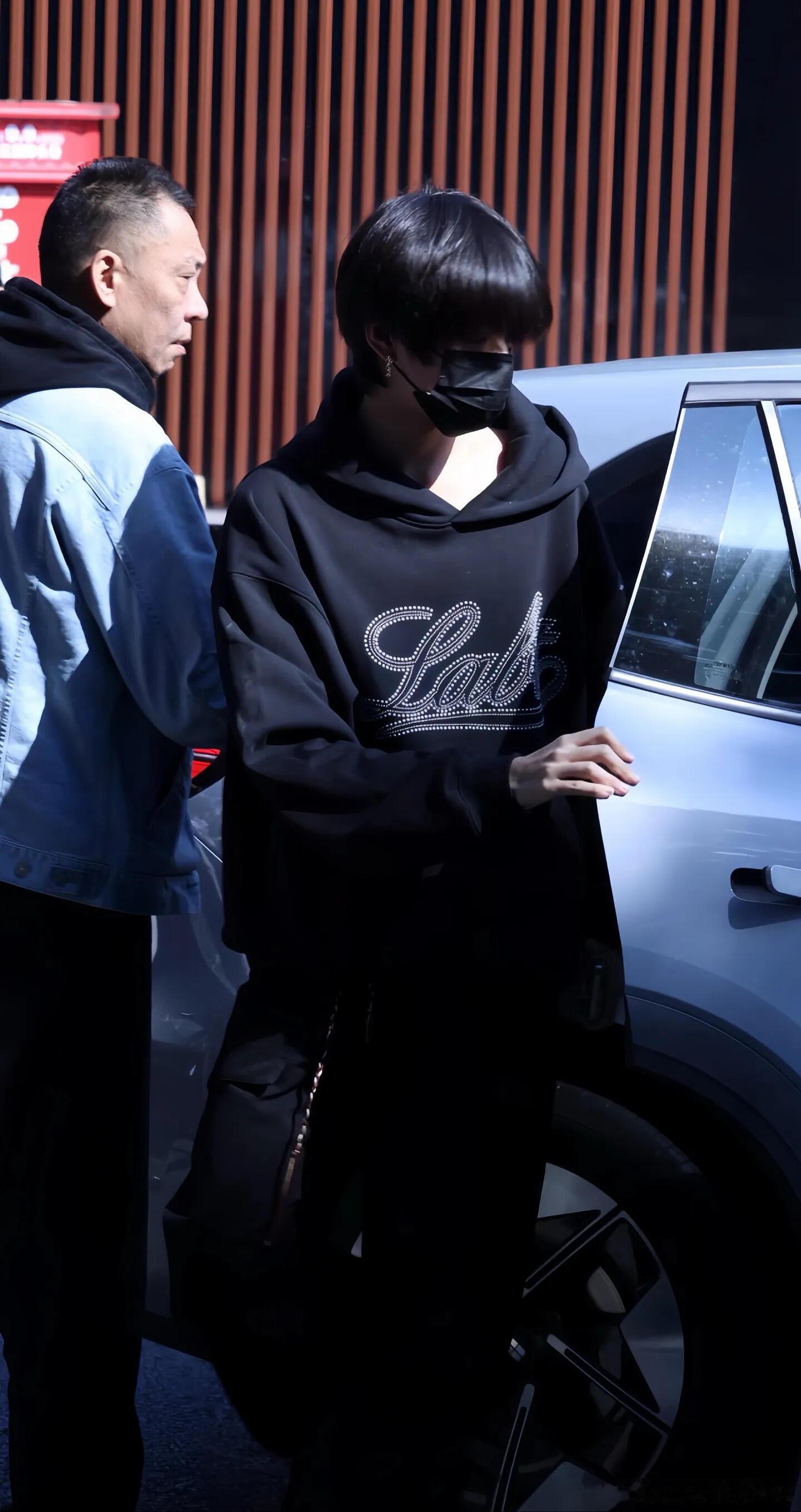 王橹杰穿搭合集走到哪就把哪里变成秀场，星味太重了 