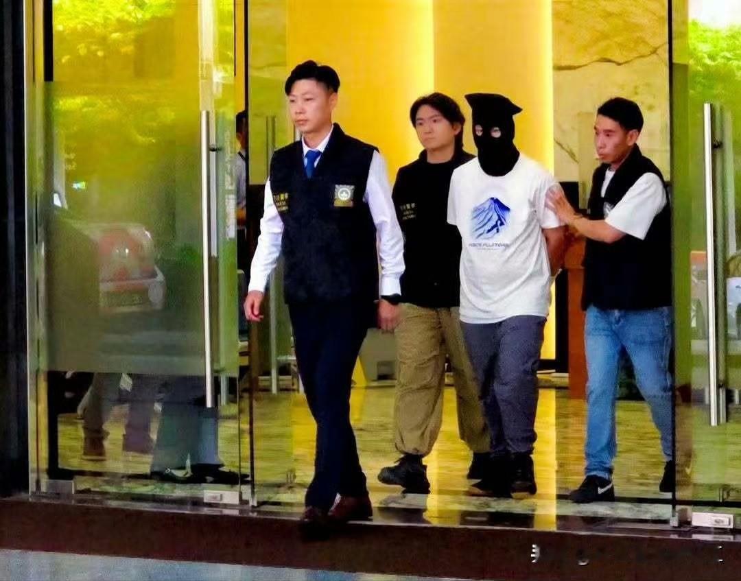 澳门高三男生开学日向班主任淋通渠水后续

澳门高地乌街某学校于开学日（9月1日）