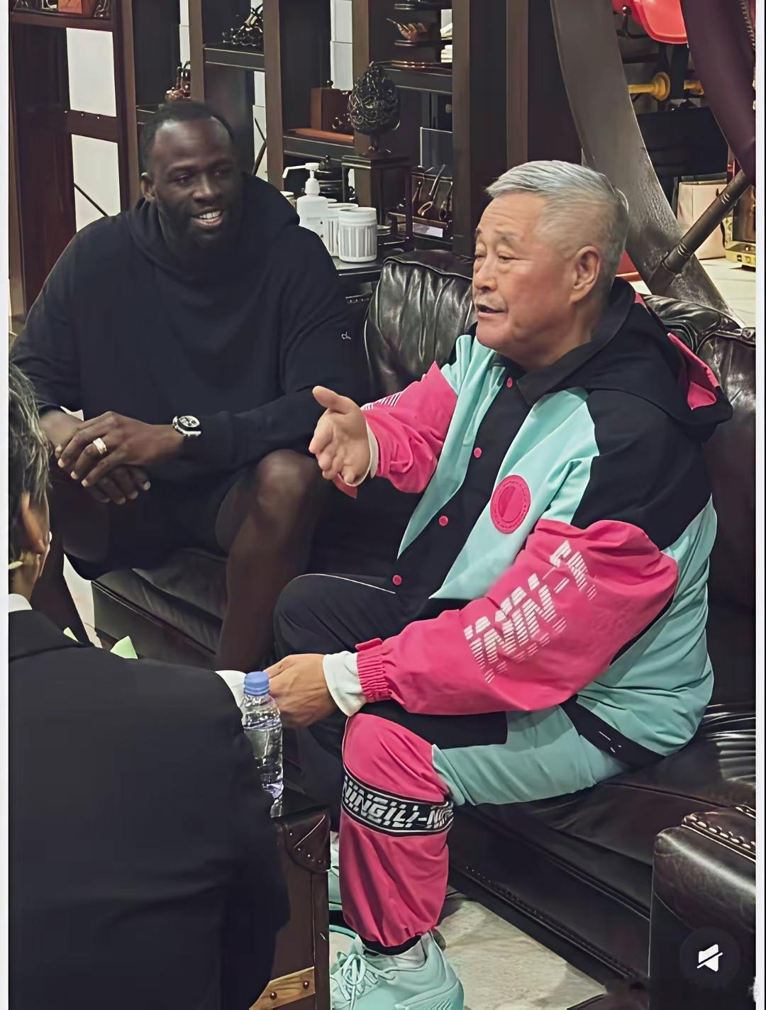 67岁赵本山与郭艾伦，老乡在一起的画面！赵本山穿搭拼接的运动服套装，又亮又潮。头