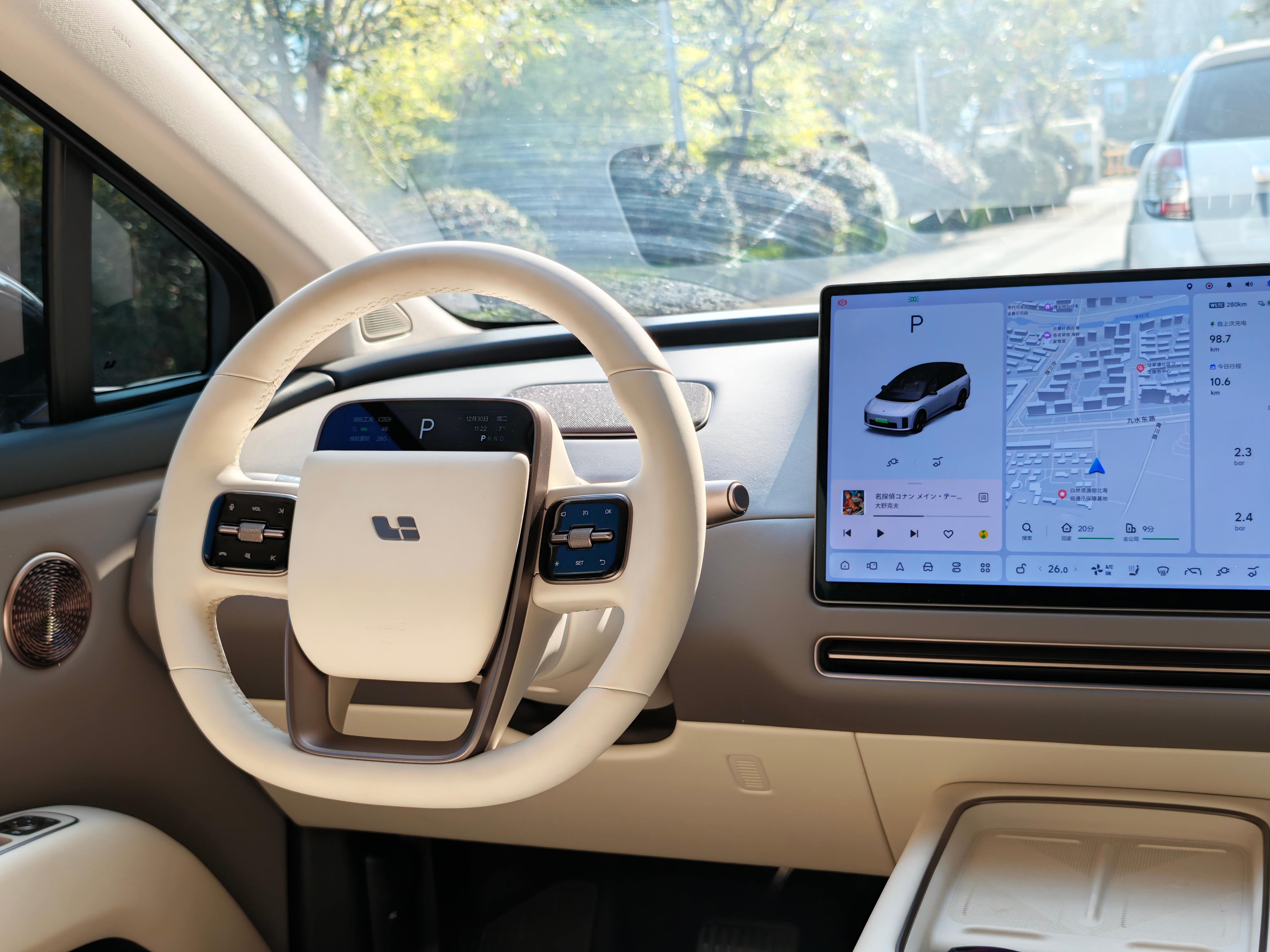 6座带零重力座椅的SUV最大的好处就是，在等人的时候往零重力座椅上一躺，再打开电