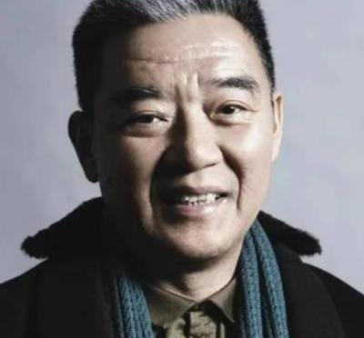 1990年，李立群从台湾回到大陆，找到了同父异母的大哥，见到大哥家一贫如洗，他拿