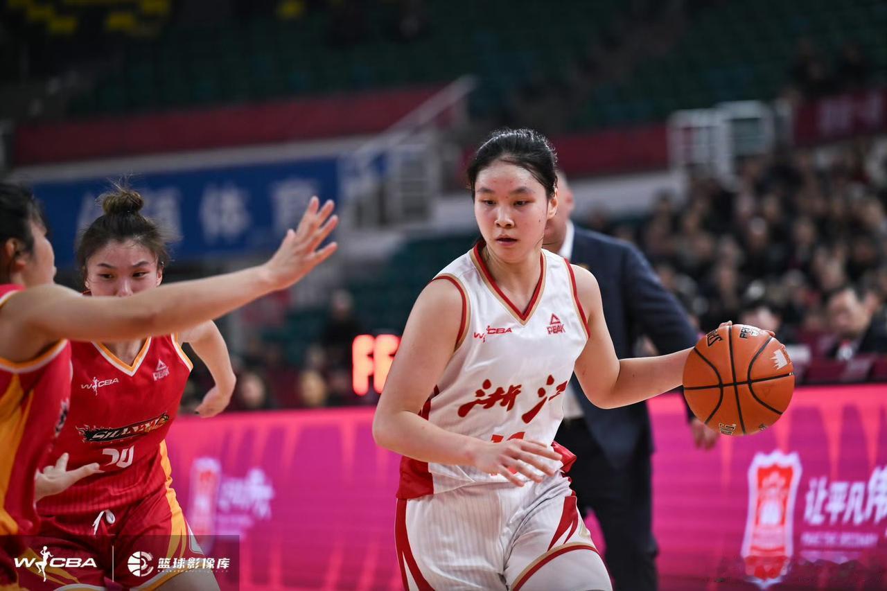 中国女篮主教练今晚该给李雨汧登场时间了

虽然作为一名年轻的新人球员，有时候坐在