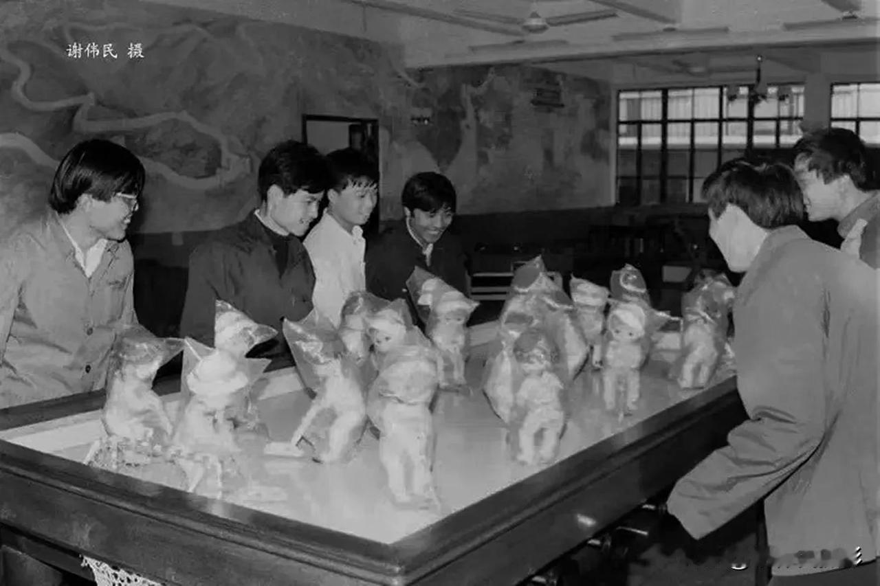 1982年11月23日。上海港第五装卸区工会俱乐部。职工们正在试操纵一款“打冰球