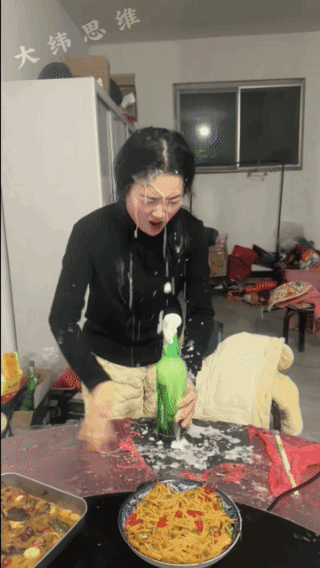 见过豪横的，
没见过这么豪横的，
开酒那一刻，
震晕了所有人！