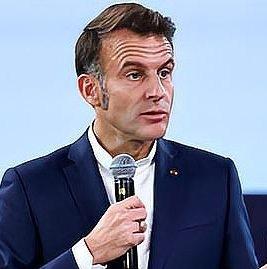 特朗普对法国的马克龙看还是很准的，他说马克龙、斯塔默当面对我很客气， 背后却装得