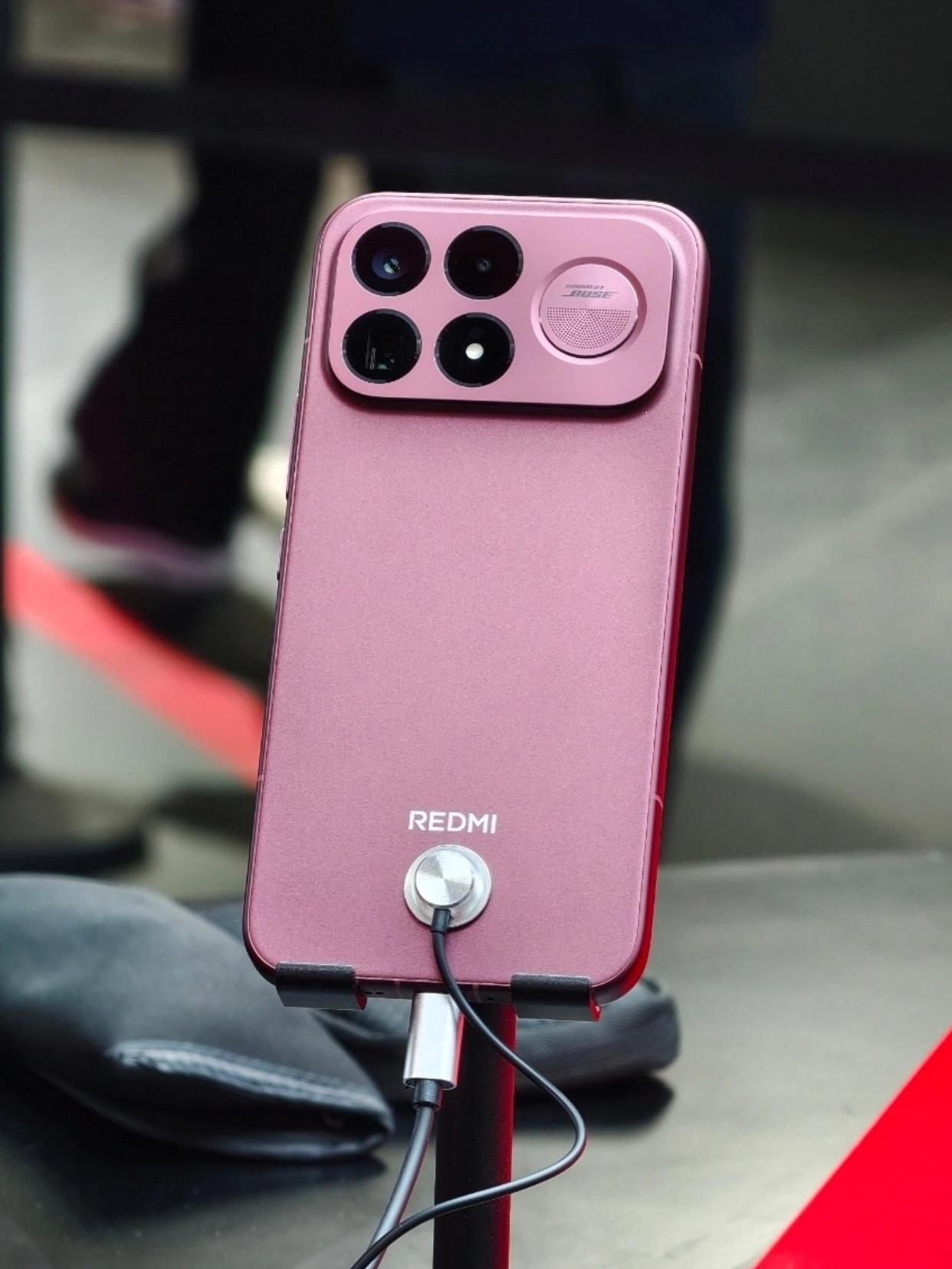 红米K100 Pro Max真机在线下展出了，依旧是熟悉的设计，不过这次的红色确