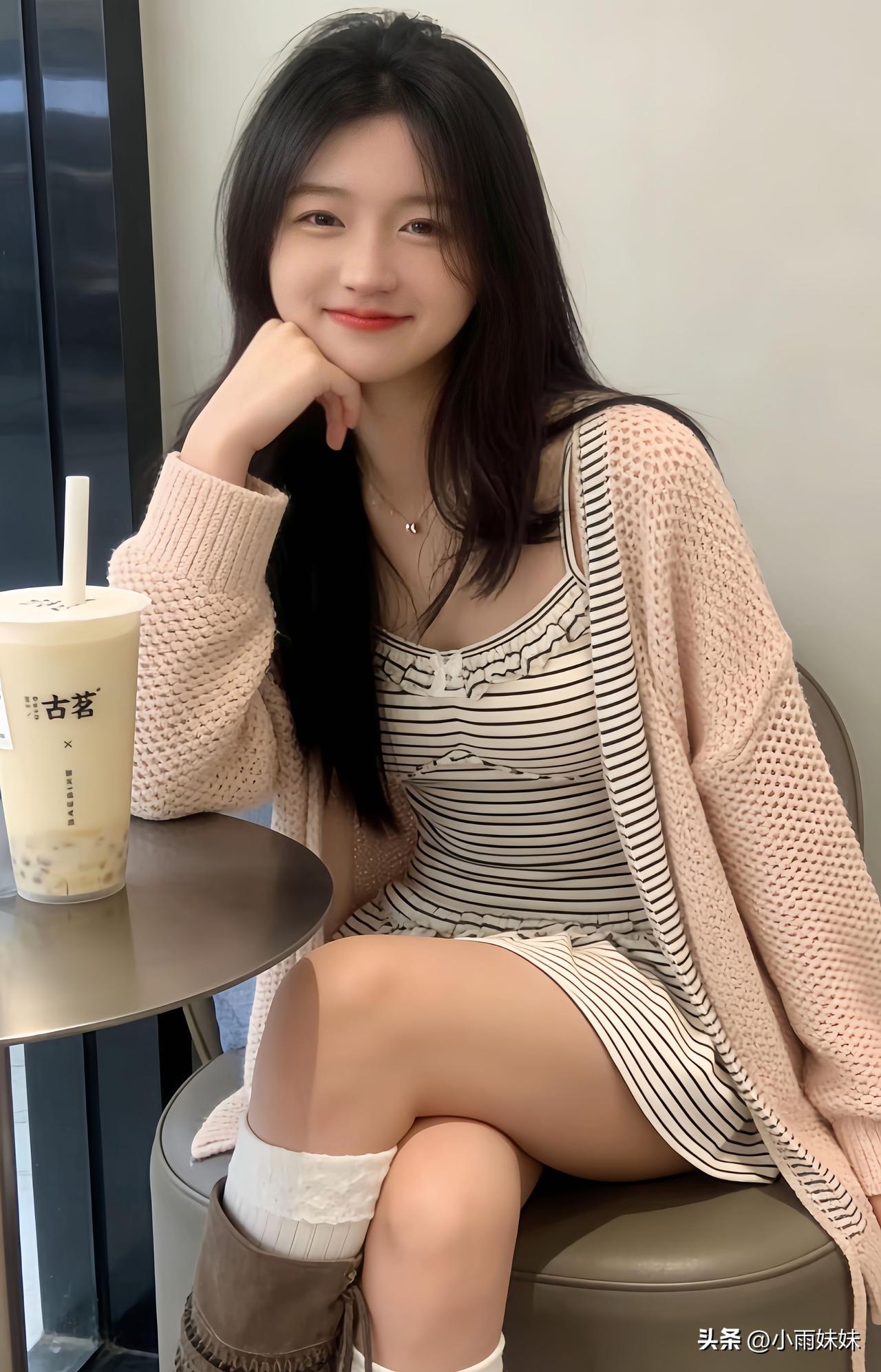 奶茶为何如此好喝？关键在于它的甜味。甜能促使人体分泌多巴胺，当你品尝到甜味时，舌