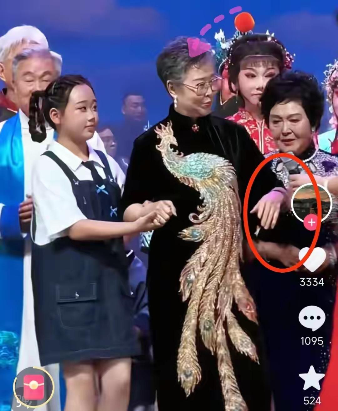 这位穿黑衣服的“老艺术家”因为肘子出名了。

当时某豫剧线下演出结束了，全体演员
