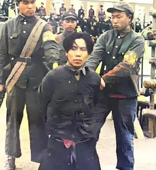 1951年1月，戴笠的儿子戴善武被五花大绑，跪在地上即将被执行死刑。被枪毙的时候