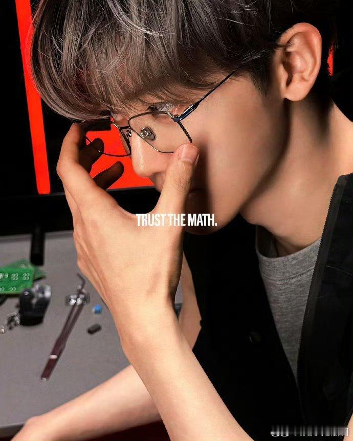 罗渽民好权威的一张脸 这一波概念预告也太有创意了，这天才黑客的设定，给我整迷糊了