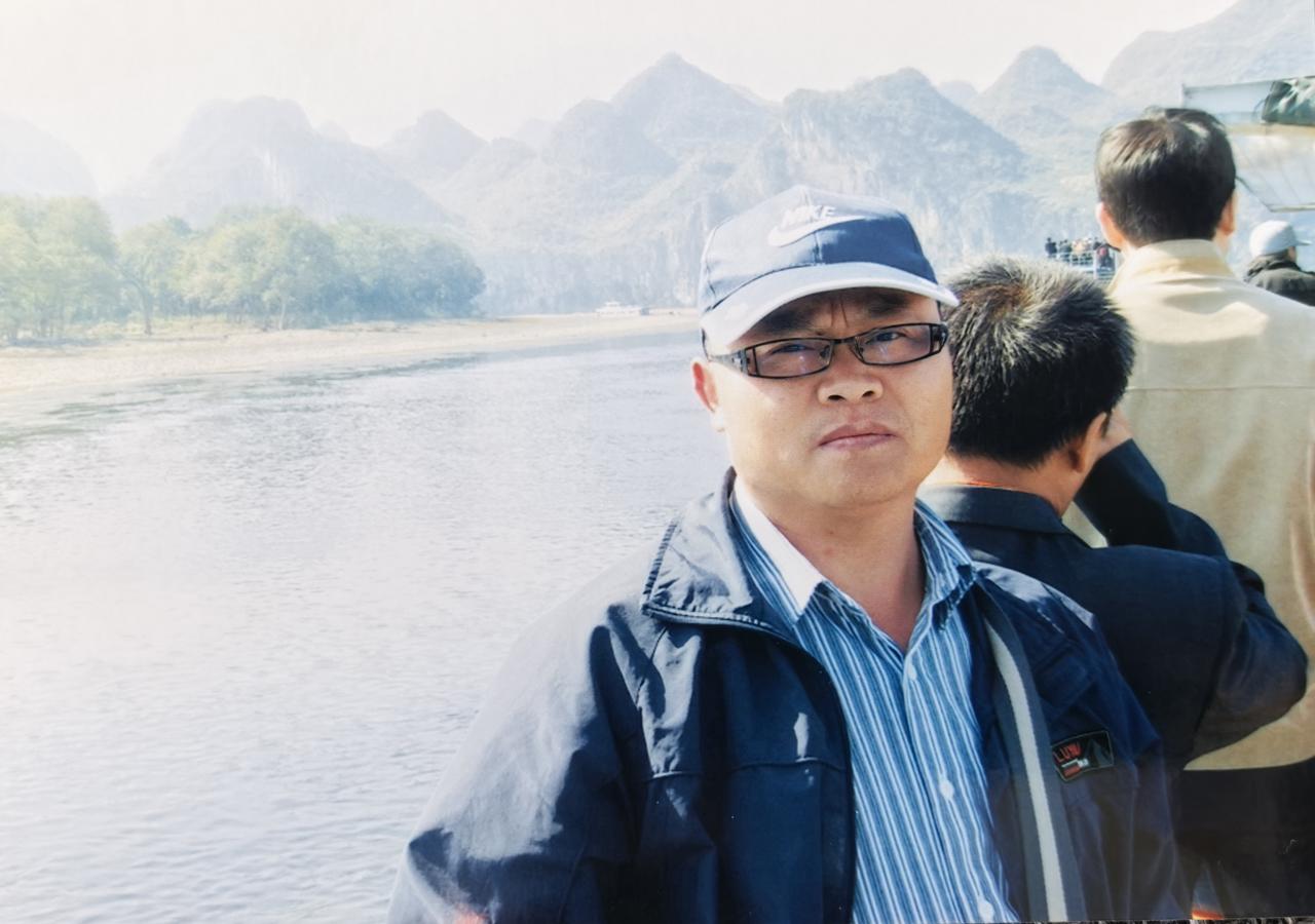 桂林山水甲天下，这话一点也不假。
    漓江的山和漓江的水，美得让我窒息！漓江